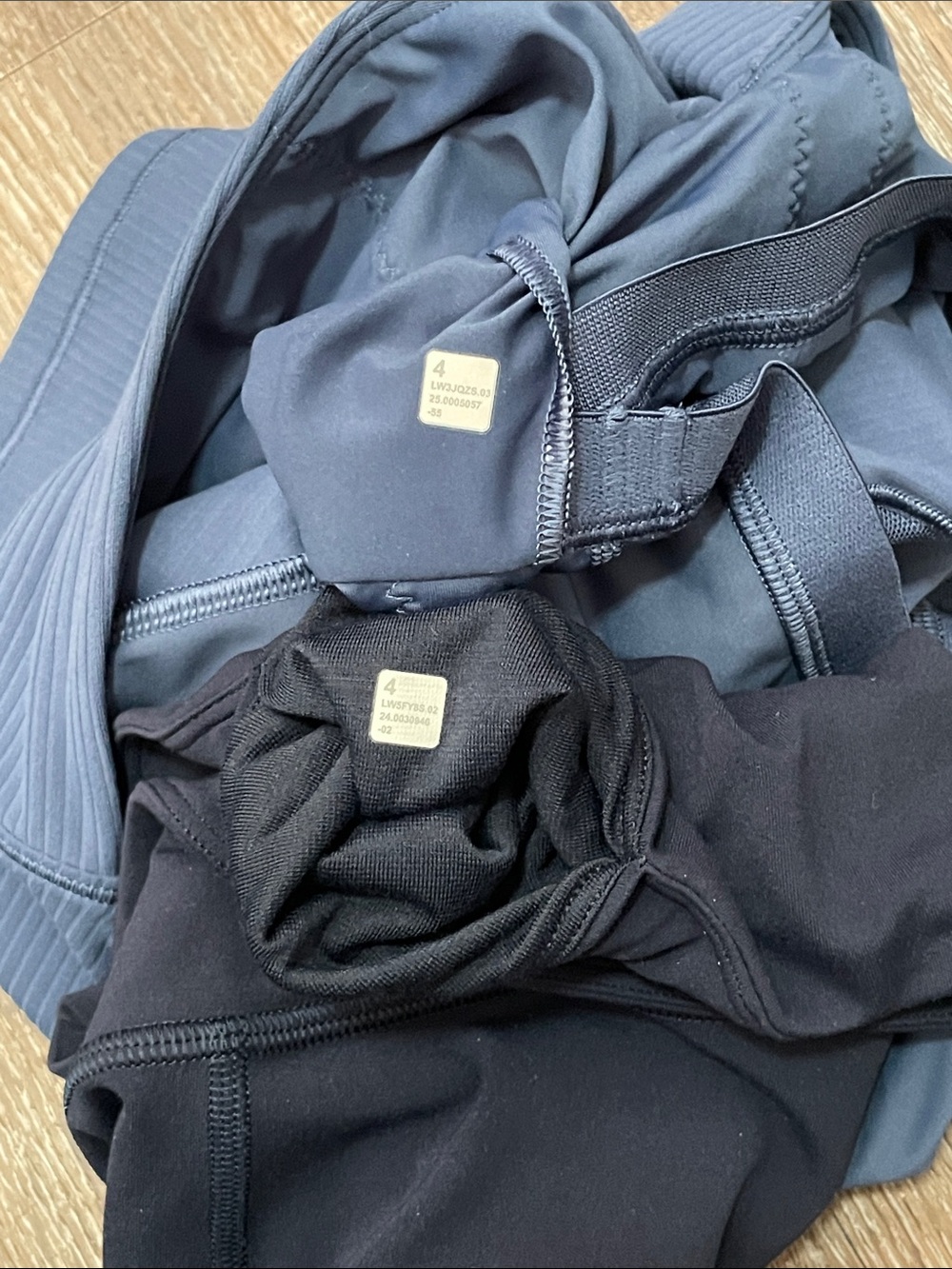 Like New Lululemon Blue Twill/Navy Set. Size 4 - Picture 2 of 11